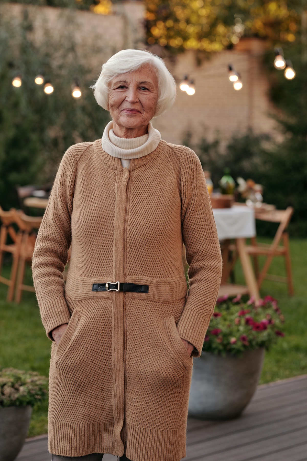 Femme âgée souriante dans un manteau beige