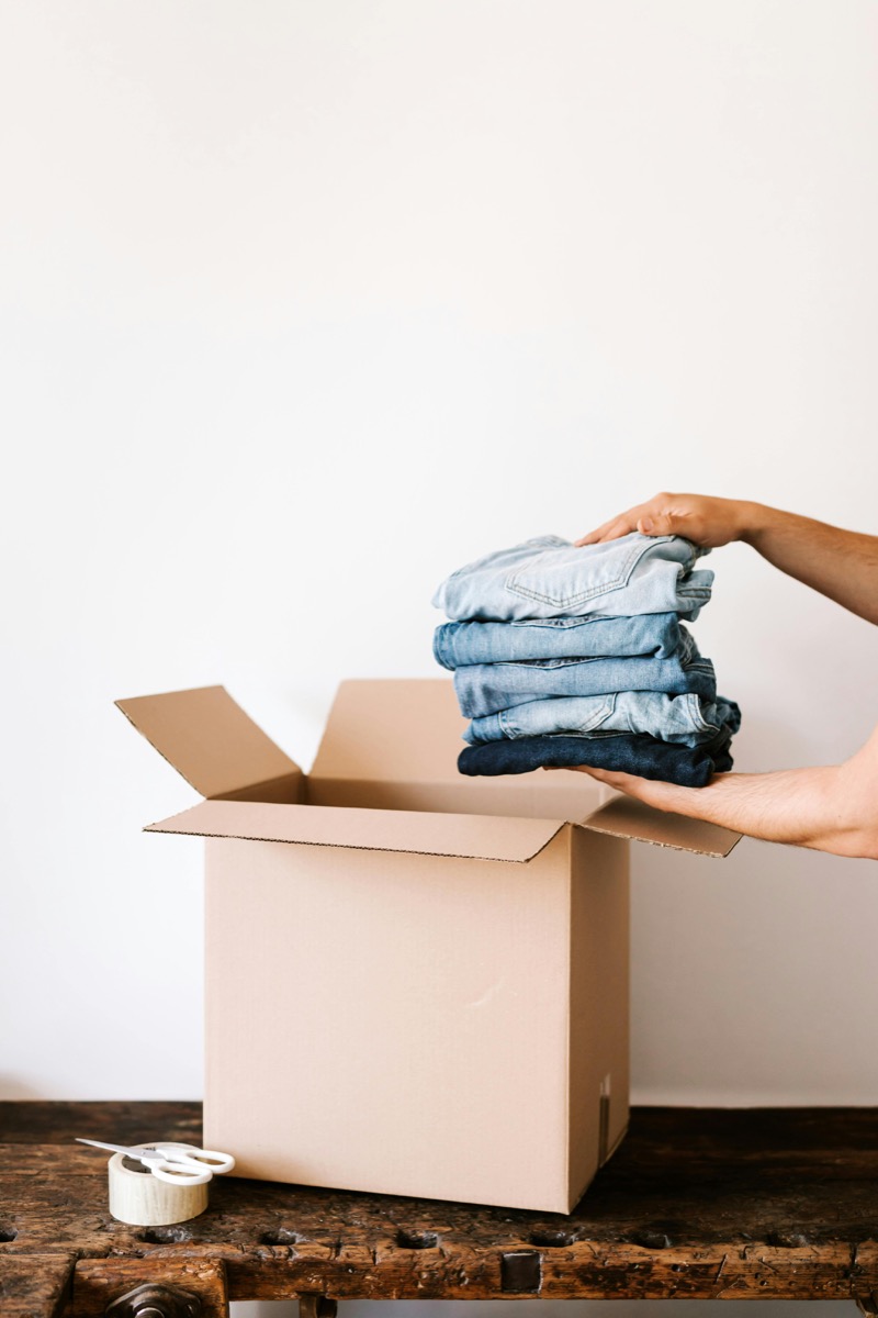 Jeans pliés déposés dans une boîte de carton
